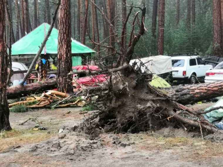 Ветер выдрал деревья и снес лагерь туристов в Красноярском крае. Есть погибшие. ФОТО