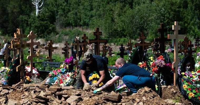 муж не приехал на похороны Пекарской