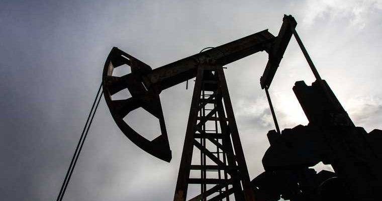 затяжной характер пандемии в мире может снова привести к падению цен на нефть