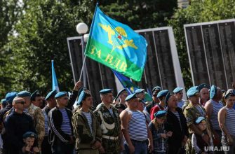 расплескалась синева