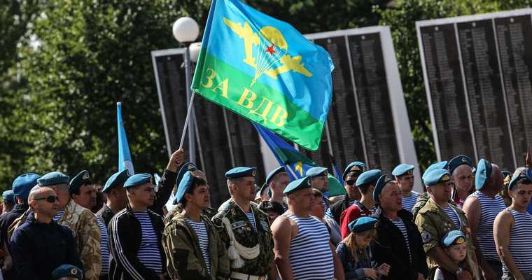 расплескалась синева