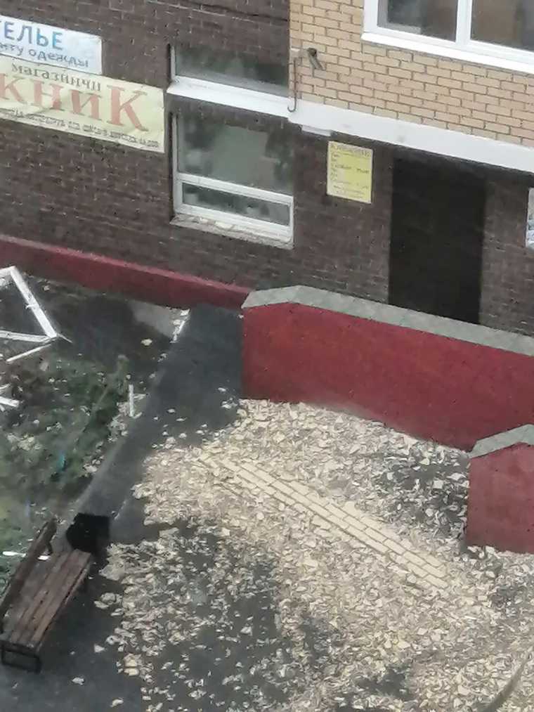 В Тюмени ураганом сносило строительные краны и балконы. ФОТО