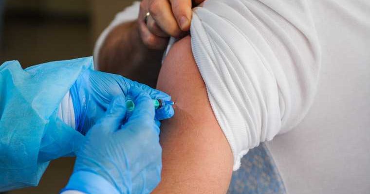 Антон Красовский журналист Россия ковид вакцина Спутник враги народа россияне