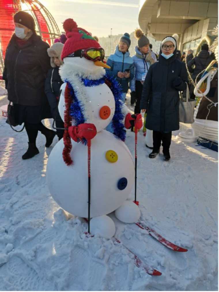Губернатор Текслер слепил снеговика. Фото