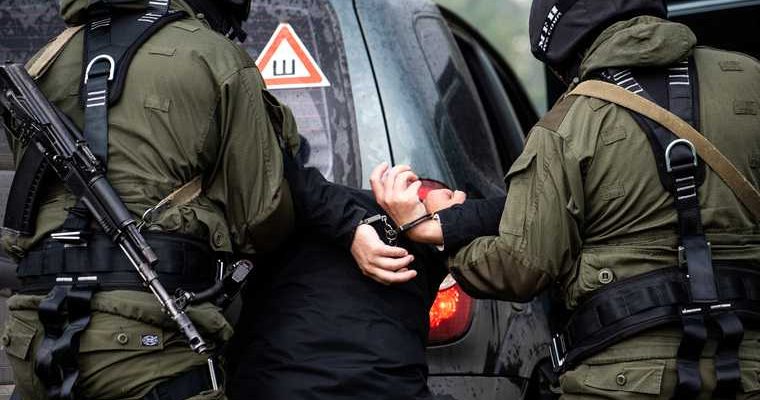 ОМОН встал на колени