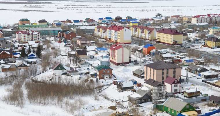 В Салехарде подъезд жилого дома покрылся льдом