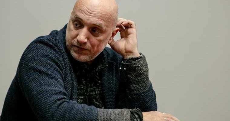 конфликт Прилепина с Сурковым