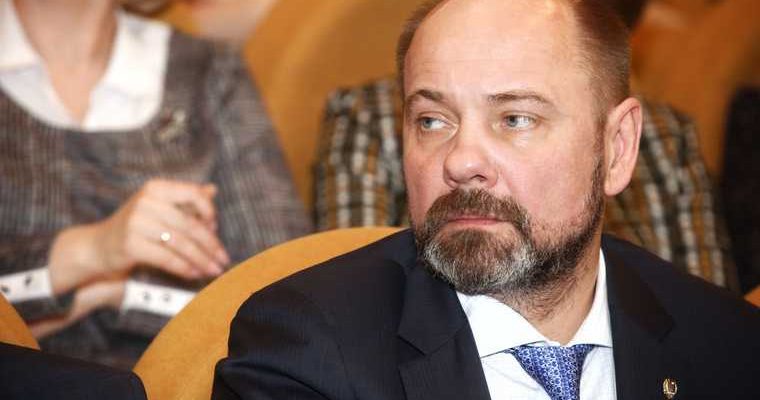 Депутат не может покинуть кресло из-за отсутствия кворума — двум руководителям отстающих муниципалитетов готовы помочь переизбраться — нижневартовский коммунист не может добиться отчета от однопартийцев — крупный бизнесмен обвиняется в мошенничестве в особо крупном размере. Все самые интересные и важные новости ХМАО к утру 12 февраля — в обзоре URA.RU: