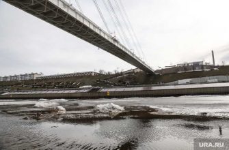 Корабль врезался в мост