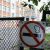 В соцсетях возмутились окуркам у здания правительства ХМАО. «Запретите им курить»