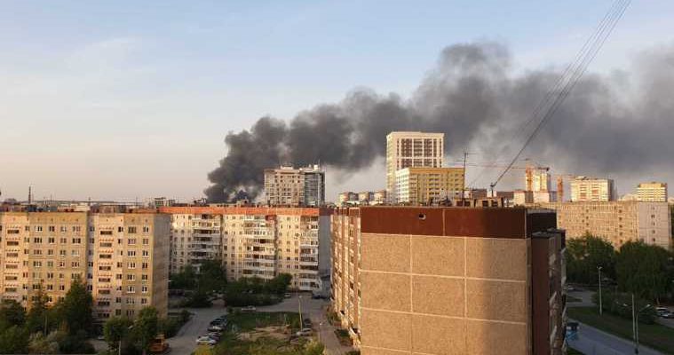 Район Екатеринбурга заволокло дымом от пожара