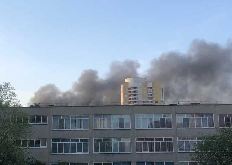 Район Екатеринбурга заволокло дымом от пожара. Фото, видео