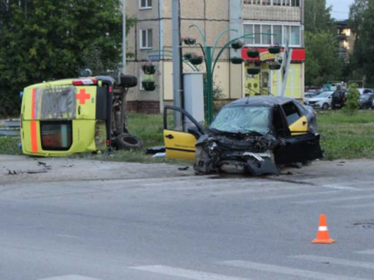 В Пермском крае таксист протаранил машину скорой помощи. Фото
