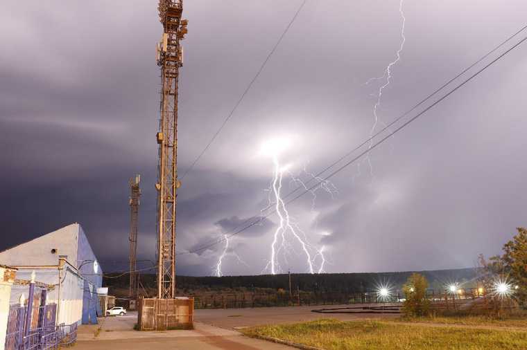 Север Свердловской области накрыл град и сильнейший ливень. Фото, видео